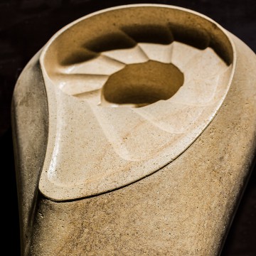Vasque à poser en forme de galet avec un creux en forme d' ammonite. Idéal pour une salle de bain moderne. Finition adoucie, possibilité d'appliquer un hydrofuge, un vernie ou une résine pour faciliter l'entretient. 